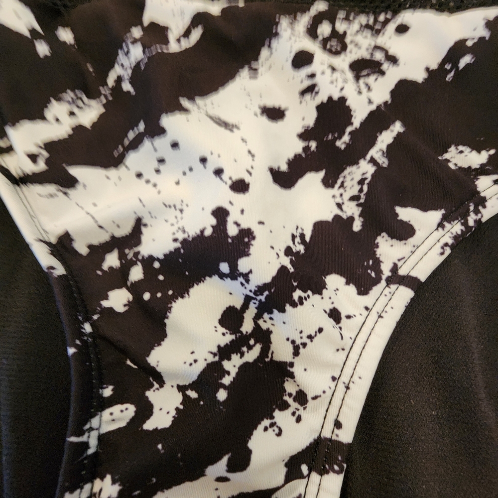 Carmen Marc Valvo Monochrome One-Shoulder Swimsuit Comes With Extra Strap. - Picture 6 of 8